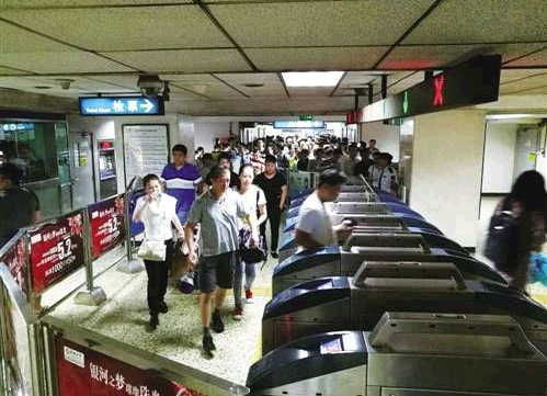 北京地铁全线支持刷手机乘车 苹果除外
